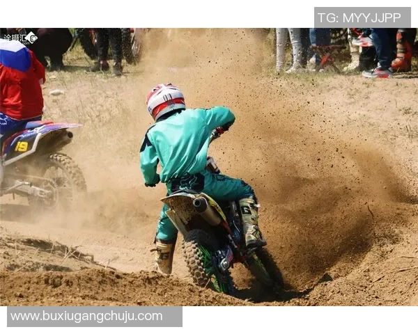 巨型足球明星雕像展现运动激情与艺术魅力的完美结合